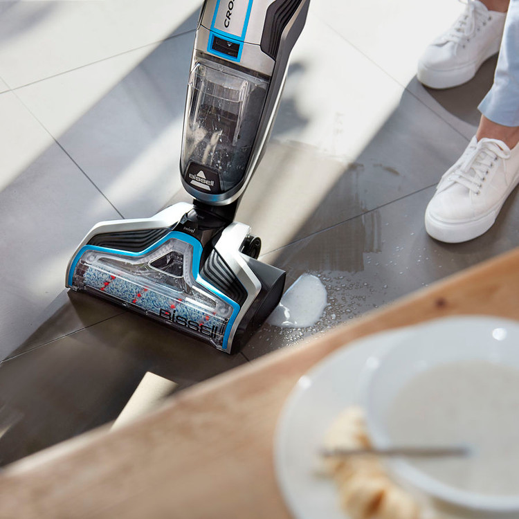 Charging broom Bissell